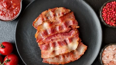 Fried fresh bacon slices with layers of meat or prosciutto with salt and spices. Stock-Footage 335377998