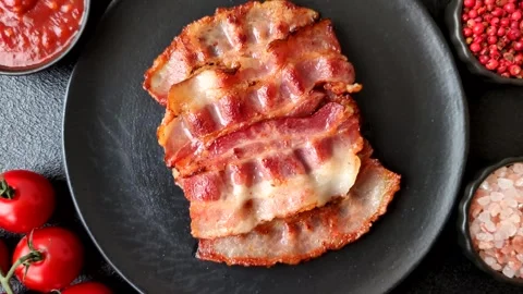 Fried fresh bacon slices with layers of meat or prosciutto with salt and spices. Stock-Footage 335378005