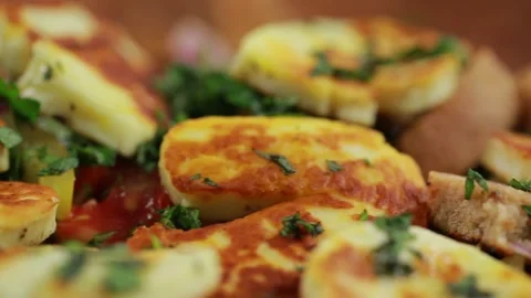 Fried halloumi with vegetables Video stock 139872349