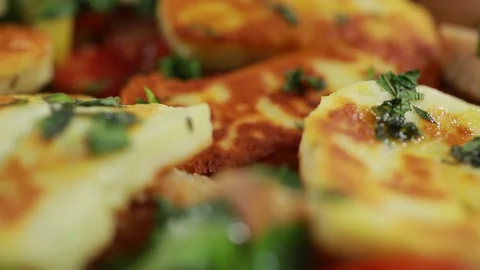 Fried halloumi with vegetables Video stock 139872365