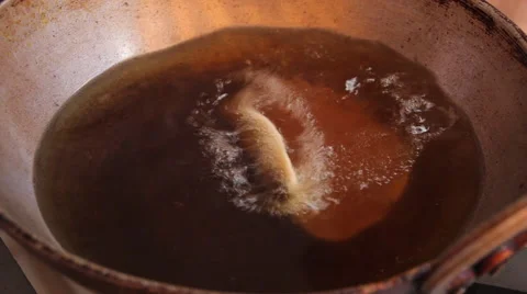 Fried Indian flatbread - Puri. Cooking Vídeo Stock 61183435