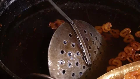 The fried jalebi are soaked Vídeo Stock 328529965