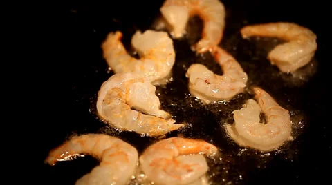 Fried king prawns in iron pan Video stock 35521345