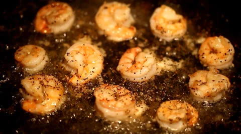 Fried king prawns in iron pan Video stock 35521625