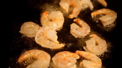 Fried king prawns in iron pan Vídeo Stock 35521629