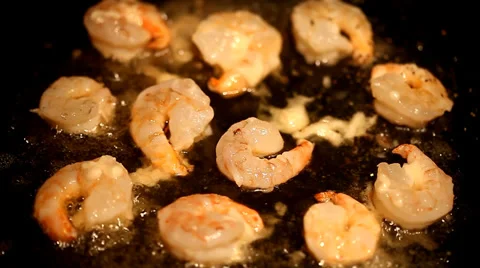 Fried king prawns in iron pan Video stock 35521680