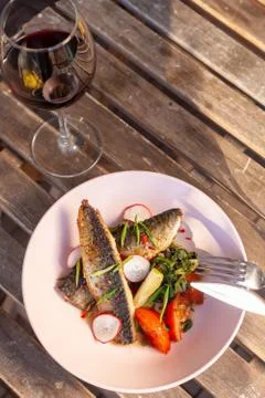 Fried mackerel fish with vegetable garnish: spinach in coconut milk, radish,  Stock-Fotos