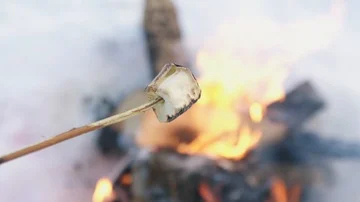 Fried marshmallows on a bonfire in winter close up Video stock 85961838