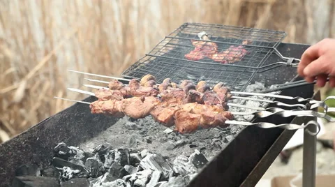 Fried meat on a skewer Vídeo Stock 61574886