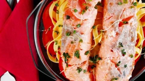 Fried natural pink salmon on italian traditional tagliatelles Vídeos de archivo 59554674