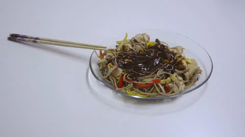 Fried noodles with the sauce Video stock 25174766