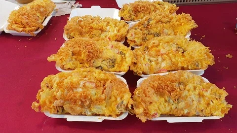 Fried Oyster Omelette is popular menu in Thai street food market. Stock-Footage 101449408