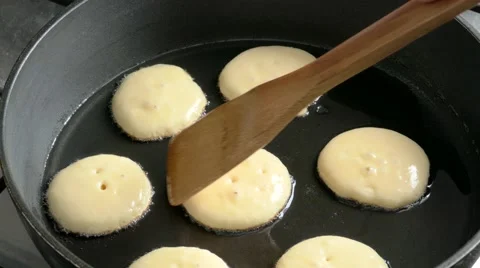 Fried pancakes in a frying pan Stock-Footage 59613118