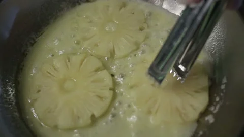 Fried pineapples in oil 動画素材 96995351