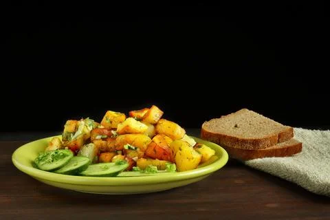 Fried potato with herbs 库存照片