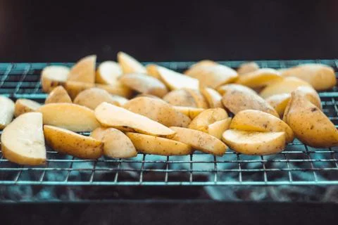 Fried potatoes on the grill Foto stock
