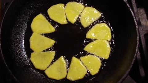 Fried potatoes in oil 動画素材 119759685