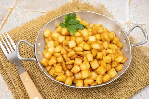 Fried potatoes in pan Stock-Fotos