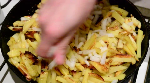 Fried potatoes sprinkled with onions 動画素材 48903941