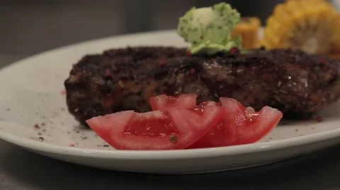 Fried rib eye steak on a plate, close up, sliding 库存影片 66041927