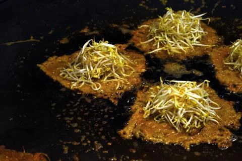 Fried shells in a large pan that are being finished are appetizing colors, wh Stock-Fotos