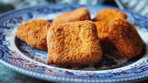 Fried snacks, similar to chicken nuggets or croquettes Vídeos de archivo 337878036