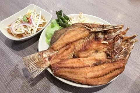 Fried Snapper fish on plate Foto stock