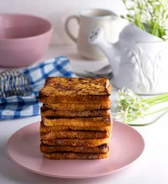 Fried square pieces of white bread Foto stock