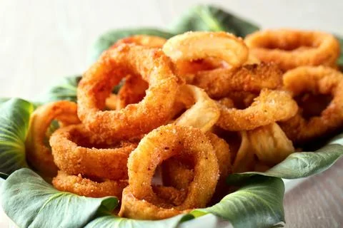 Fried squid rings breaded with lemon on a plate Foto stock