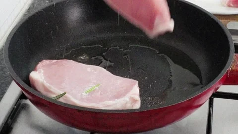 Fried succulent meat recipe. Quick and delicious dishes. Video stock 207729019