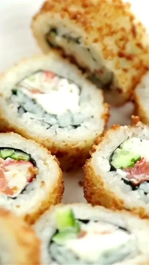 Fried sushi rolls served with ginger and wasabi paste Video stock 334168865