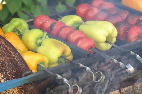 Fried vegetables on fire. tomatoes and sweet peppers on fire. vegan menu. veg Foto stock