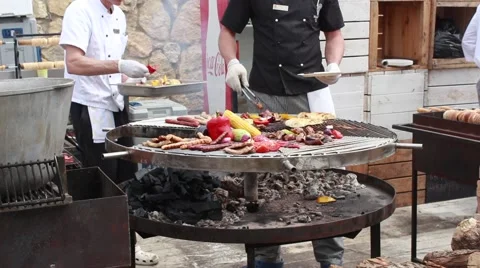 Fried vegetables putting on a plate 動画素材 62710516