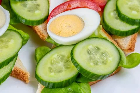 Fried white bread toasts with vegetable and egg slices on a plate Foto stock
