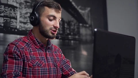 Friendly Call Center Operator in Work Vidéo 70103689