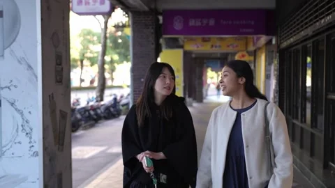 Friendly Chat While Walking on Street Near University in Da’an District, Taipei Vidéo 281081048