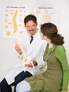Friendly Chiropractor with Patient Stock-Fotos