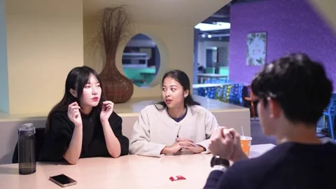 Friendly Conversation at University Cafeteria in Da’an District, Taipei Vidéo 281077635