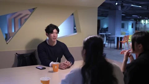 Friendly Conversation at University Cafeteria in Da’an District, Taipei Vidéo 281077836