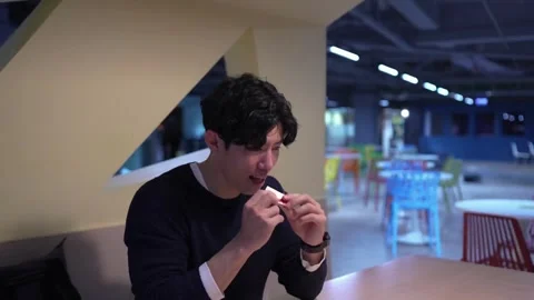 Friendly Conversation at University Cafeteria in Da’an District, Taipei Vidéo 281947399