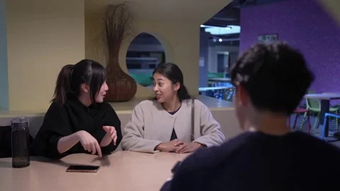 Friendly Conversation at University Cafeteria in Da’an District, Taipei Vídeo Stock 281949811