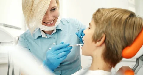 Friendly Dentist Examining Boy 库存影片 116626256