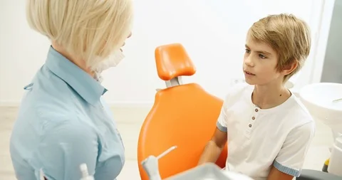 Friendly Dentist Talking to Boy 動画素材 116626902