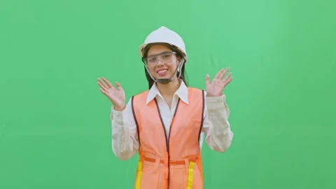 Friendly Female Engineer Waving Hand Hello Greeting on Green Screen Vídeos de archivo 331857950
