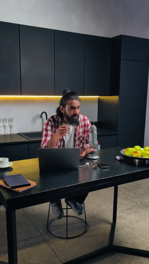 Friendly Indian podcast host speaking into microphone, commenting daily news Vídeo Stock 316838784