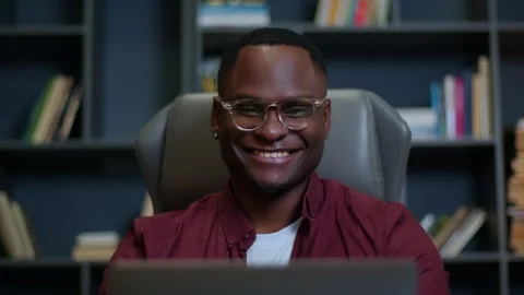 Friendly smiling man close-up talking to client online from home, black man Stockbeeldmateriaal 262851408