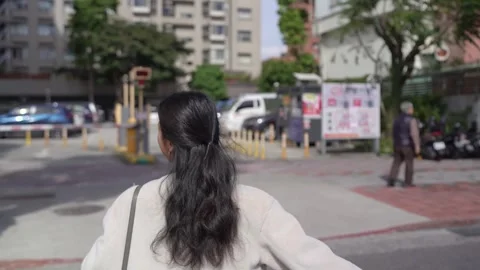 Friendly Walk and Chat on University Campus in Da’an District, Taipei Vidéo 281079605