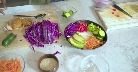 As friends are prepping cabbage leaves, they are layering diced pepper and Vidéo 344948148