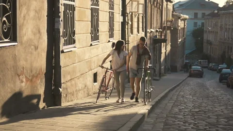 Friends Chat as Walking with Bikes 库存影片 91795063