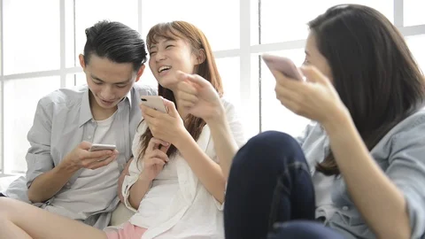 Friends chatting on the couch Vídeo Stock 93643446